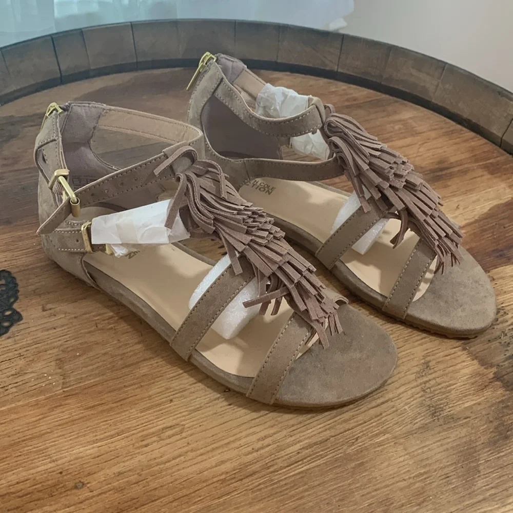 Kenneth Cole Reaction | NWOB Audra Struck Sand Fringe T-Strap Sandal 6